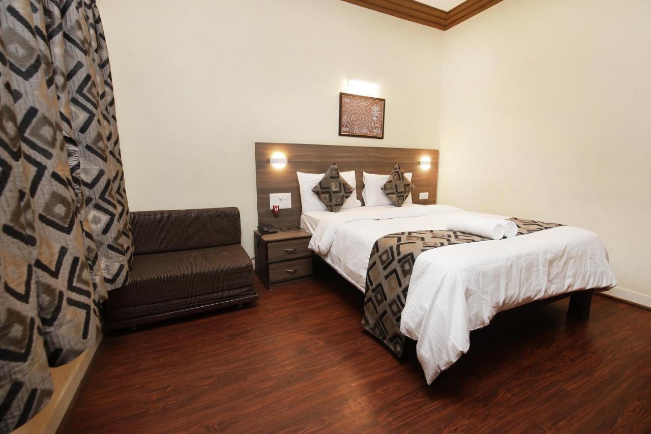 Westend Hotel Matheran Exterior photo