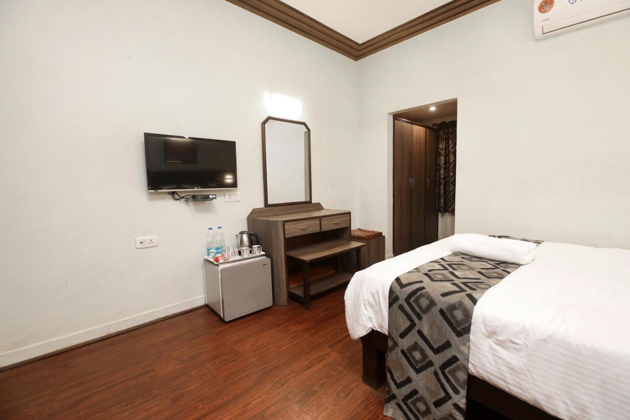 Westend Hotel Matheran Exterior photo