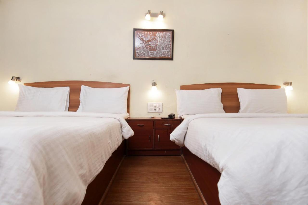 Westend Hotel Matheran Exterior photo