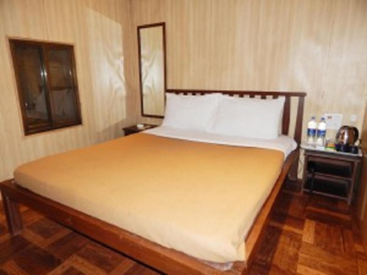Westend Hotel Matheran Exterior photo